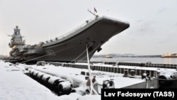 Авіаносець ВМФ Росії «Адмирал Кузнецов» на верфі в Мурманську, Росія. Архівне фото