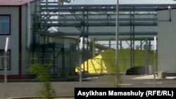 Жаңақорғандағы "Қазатомөнеркәсібінің" күкірт қышқылы зауытында ашық жатқан жентек күкірт. Қызылорда облысы, Жаңақорған ауданы, Кейден ауылы, 24 тамыз 2012 жыл.