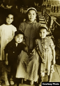 Acылбүбү апа балдары менен. 1960-жылдар.