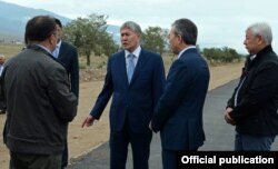 Президент Алмазбек Атамбаев инспектирует ход строительства дороги Балыкчы-Корумду. 28 июля 2016 года.