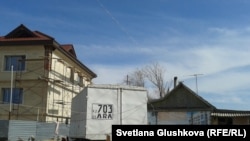Айнашхан Саадабаеваның үйі (оң жақта). Астана, сәуір 2014 жыл.