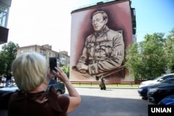 Мурал із зображенням державного і громадсько-політичного діяча Симона Петлюри (1879–1926). Київ, 22 травня 2019 року