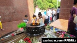 Baky ot ýadygärligi. Aşgabat. Arhiwden alyndy. 