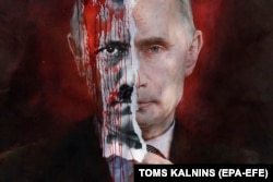 Плакат із зображенням президента Росії Володимира Путіна під час акції протесту біля посольства Росії в Латвії проти російського вторгнення до України. Рига, 17 березня 2022 року