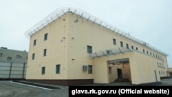 Aqmescitteki yañı tahqiqat izolâtorı. Qırım, Aqmescit