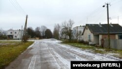 Вуліца з панэльнымі двухпавярховікамі