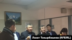 Москвадагы кыргыз элчилигиндеги кыргыз мигранттары.