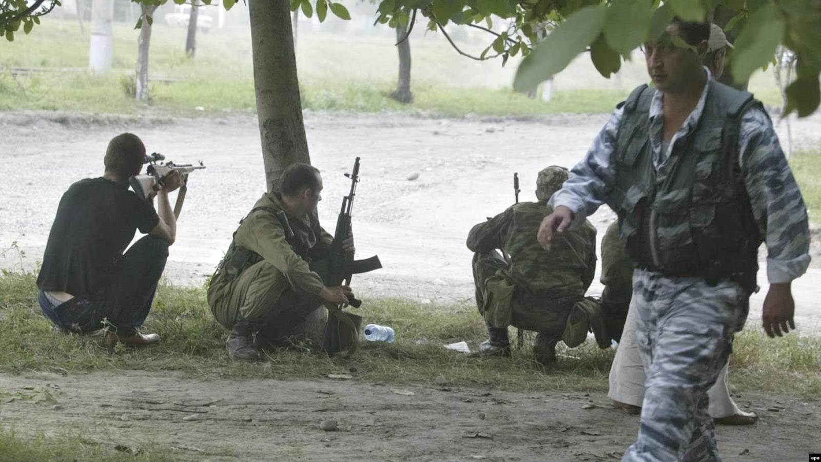 Террористер басып алған мектептің маңында жүрген Ресей арнайы жасағы. 1 қыркүйек 2004 жыл.