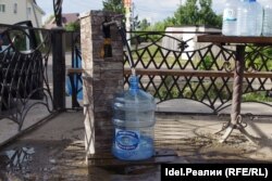 За чистой питьевой водой жителям Усад приходится ездить в соседнее село, на колонку.