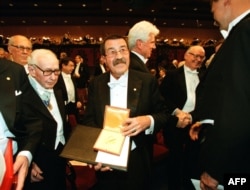 Гюнтэр Грас падчас уручэньня Нобэлеўскай прэміі ў 1999 годзе