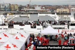 Висадка мігрантів у зоні рятувальників. Порт італійського міста Катанія, 13 червня 2018 року