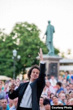 Виступ просто неба в Одесі, фото з архіву Хобарта Ерла