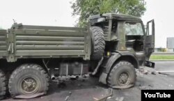 Пошкоджена вантажівка КамАЗ-5350, скрін з проросійського YouTube-каналу «Суть Времени Донецкая Народная Республика»