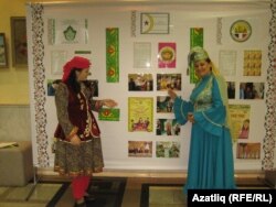 Лариса Гайнетдинова (с) Алия Абдуллина белән татарлар тормышын яктырткан стенд янында