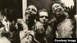 National Wake - Түштүк Африкадагы апартеид тушундагы алгачкы расалар аралашкан панк тобу, Стив Мони солдо