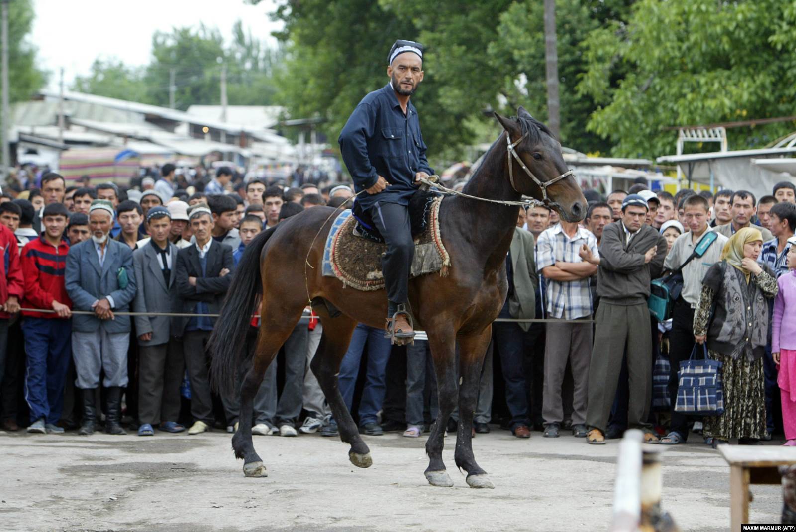Әндіжаннан қашып, өзбек-қырғыз шекарасына келген жұрт. 17 мамыр 2020 жыл.