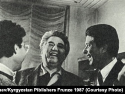 Ысык-Көл форумунун катышуучулары Зулфу Ливанели - түркиялык обончу-ырчы (солдо), Чыңгыз Айтматов жана Федерико Майор (оңдо). Сүрөт "Ысык-Көл форуму" деген китептен алынды. Сүрөттү тарткан А.Токбаев, 1986-жыл