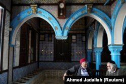 در کنیسه جربه که در سال ۵۸۶ پیش از میلاد ساخته شده، یکی از قدیمی‌ترین نسخه‌های تورات نگهداری می‌شود.