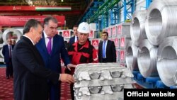 Эмомали Рахмон и Шавкат Мирзияев в одном из цехов ТАЛКО. Фото пресс-службы президента Таджикистана.