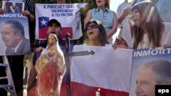 تجمع طرفداران ژنرال پینوشه مقابل بیمارستان