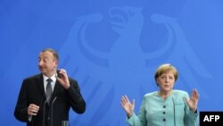 Канцлер Германии Ангела Меркель (справа) и президент Азербайджана Ильхам Алиев 