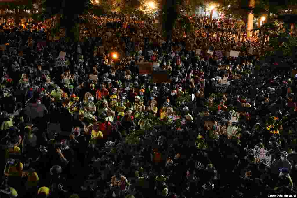 Демонстранти збираються перед Центром юстиції округу Мулномах, щоб протестувати проти расової нерівності та насильства в поліції у центрі міста. Фото від 25 липня 2020 року, Портленд, штат Орегон