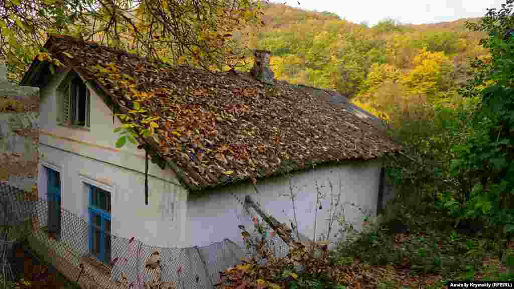 Köyde samandan - toban, qum ve balçıqtan yapılğan tola - qurulğan çoq ev rastkele. Olar eski ve cartı, kimerisinde &quot;Satıla&quot; yazısını körmek mümkün