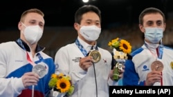 Ճապոնիա - Առաջին երեք տեղերը գրաված մարմնամարզիկներ հարավկորեացի Շին Ջիհվանը, ռուսաստանցի Դենիս Աբլիազինը և հայաստանցի Արթուր Դավթյանը, Տոկիո,2-ը օգոստոսի, 2021թ.