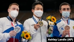 Ճապոնիա - Առաջին երեք տեղերը գրաված մարմնամարզիկներ հարավկորեացի Շին Ջիհվանը, ռուսաստանցի Դենիս Աբլիազինը և հայաստանցի Արթուր Դավթյանը, Տոկիո,2-ը օգոստոսի, 2021թ.