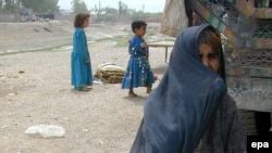 یک پناهنده افغان همراه فرزندانش. عکس تزئینی است.