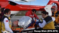 Турецькі рятувальники й один із моряків, який перебував на борту затонулого судна, 7 січня 2019 року