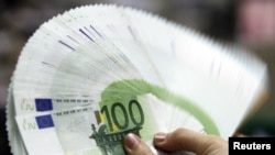 وزرای ماليه اتحادیه اروپا روز دوشنبه بودجه ای معادل ۵۰۰ ميليارد يورو برای جلوگيری از بحران مالی در اروپا تعيين کردند که از اين ميزان ۴۴۰ ميليارد دلار وام تضمينی و ۶۰ ميليارد دلار بودجه کمک های اضطراری است.