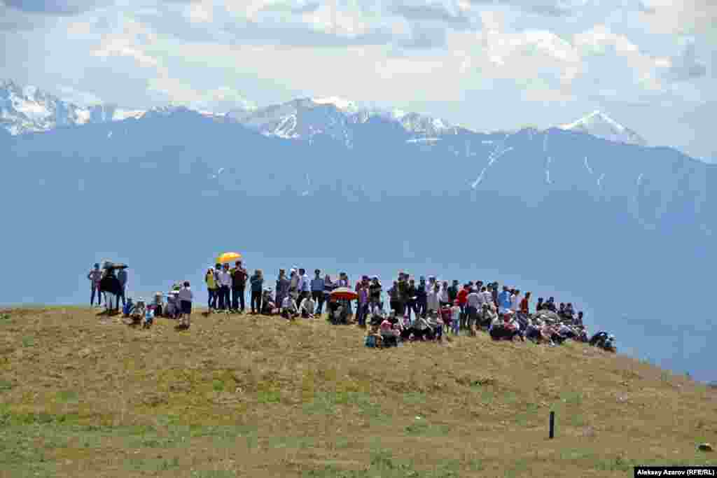 Зрители аламан-байги разместились на вершинах и склонах близлежащих курганов.