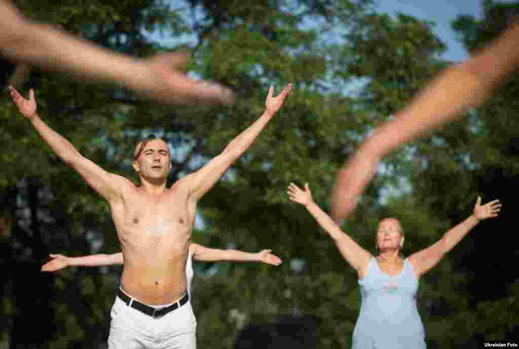 Йога-сесія на Пейзажці, присвячена літньому сонцестоянню, Київ, 21 червня 2013 року