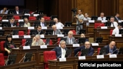 Неправящие фракции в ходе заседания парламента Армении (архив) 