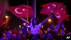 گردهمایی و شادی هواداران حزب جمهوری‌خواه خلق در استانبول بعد از اعلام نتایج اولیه انتخابات