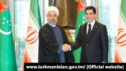 Eýranyň prezidenti Hassan Rohani (çepde) we türkmen prezidenti Gurbanguly Berdimuhamedow. 2015 ý.