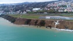 У Туреччині літак з пасажирами під час посадки застряг на краю урвища (відео)