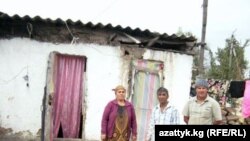 Июнь окуяларында үйү өрттөнүп кеткен Шакир Кодировдун үй- бүлөсү мурда наабайкана болгон эски тамда баш калкалоодо. 