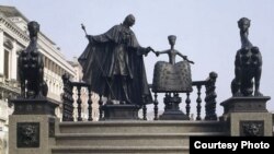 Недолговечный памятник Казанове работы Михаила Шемякина в Венеции