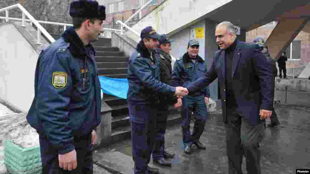 Armenia - Opposition presidential candidate Raffi Hovannisian campaigns in Yerevan, 23Jan2013.