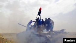 مخالفان حکومت لیبی سوار بر تانک در حومه اجدابیا و جاده منتهی به بریقه 