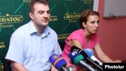 Аргишти Кивирян и Ани Кагинян на встрече с журналистами, ЕРеван, 2 августа 2013 г.  