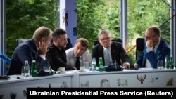 Президент України Володимир Зеленський (другий з лівого боку) та європейські лідери обговорюють повідомлення зі Стамбула, Тирана, Албанія, 16 травня 2025 року