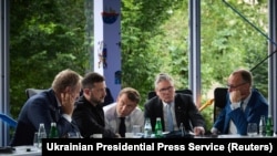 Зліва направо: прем’єр Польщі Дональд Туск, президент України Володимир Зеленський, президент Франції Емманюель Макрон, британський прем’єр Кір Стармер та канцлер Німеччини Фрідріх Мерц під час телефонної розмови з Дональдом Трампом. Тірана, 16 травня 2025 року