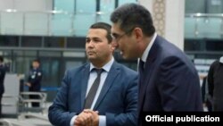 Глава Агентства по вопросам внешней трудовой миграции Равшан Ибрагимов (слева) и министр занятости и трудовых отношений Узбекистана Шерзод Кудбиев.