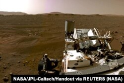 تصویر بازسازی‌شده‌ای از عکس‌های جداگانه‌ای که مریخ‌نورد «استقامت» ارسال کرد، ۲۰ فوریه ۲۰۲۱