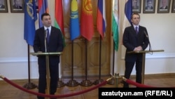 Вице-спикер парламента Армении Эдуард Шармазанов и спикер Госдумы РФ Сергей Нарышкин выступают с заявлениями для прессы, Ереван, 11 марта 2016 г․   
