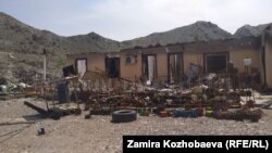 Чек ара жаңжалында өрттөлгөн үйлөрдүн бири.