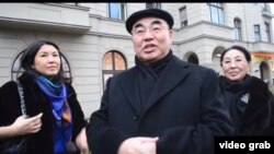 Аскар Акаев Германиядагы жолугушууда сүйлөп жаткан учуру. Солдо кызы Бермет Акаева, оңдо жубайы Майрам Акаева. 9-декабрь, 2017-жыл. 